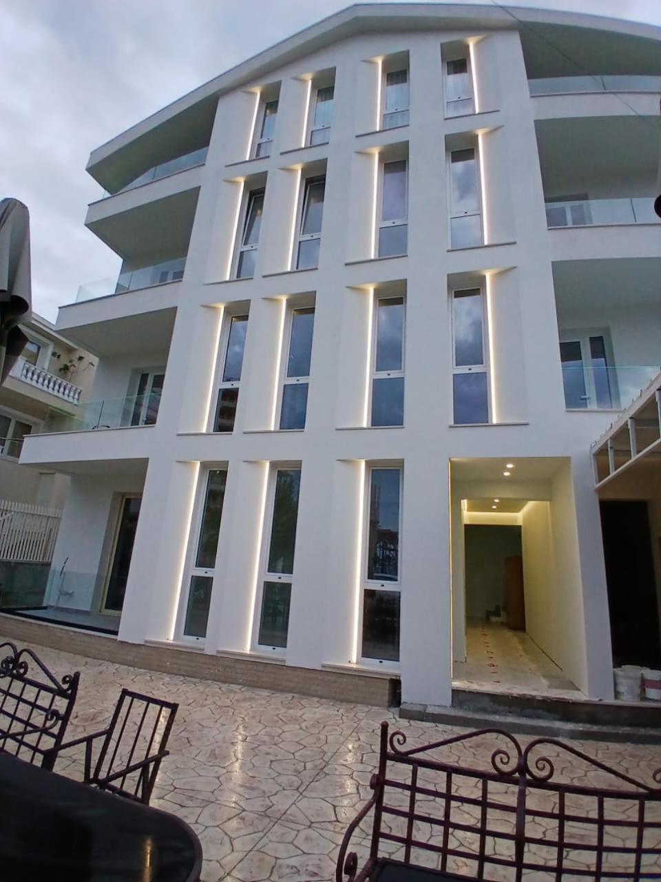 Hotel Noel Vlorë Exteriör bild